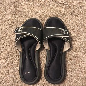 NIKE SLIDES